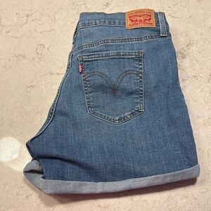 LEVI’S DENIM SHORTS